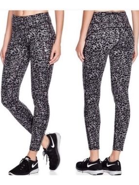 Nike Dri-FIT Black and Gray Leggings - Cropped